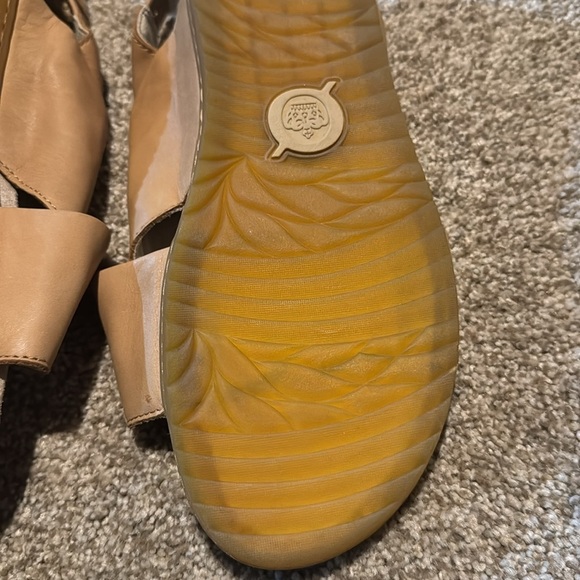 Born NWT Sandals Sling Back 10M Neutral Leather Comfort Vacation Travel Resort - Picture 11 of 13